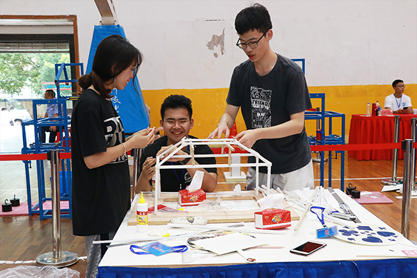 参赛小组成员合作完成模型制作 Beat365中国唯一官方网站宣传部 隋明潓 摄0.jpg